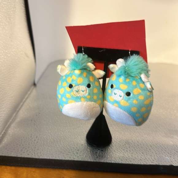 Squish, mellow earrings absolutely adorable. 3 inches wide and 3 inches long.​ - Picture 2 of 3